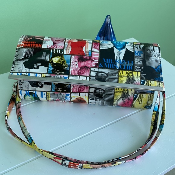 Magazine Print Purse - Picture 5 of 6